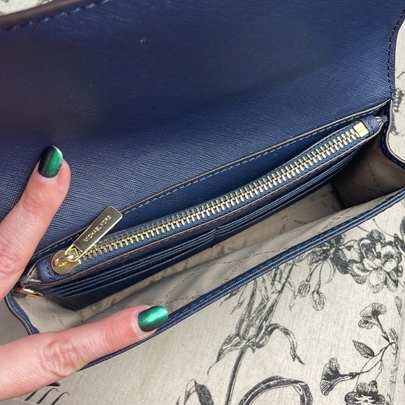 Michael Kors:: Jet Set Travel Clutch Crossbody in Navy - Picture 4 of 12